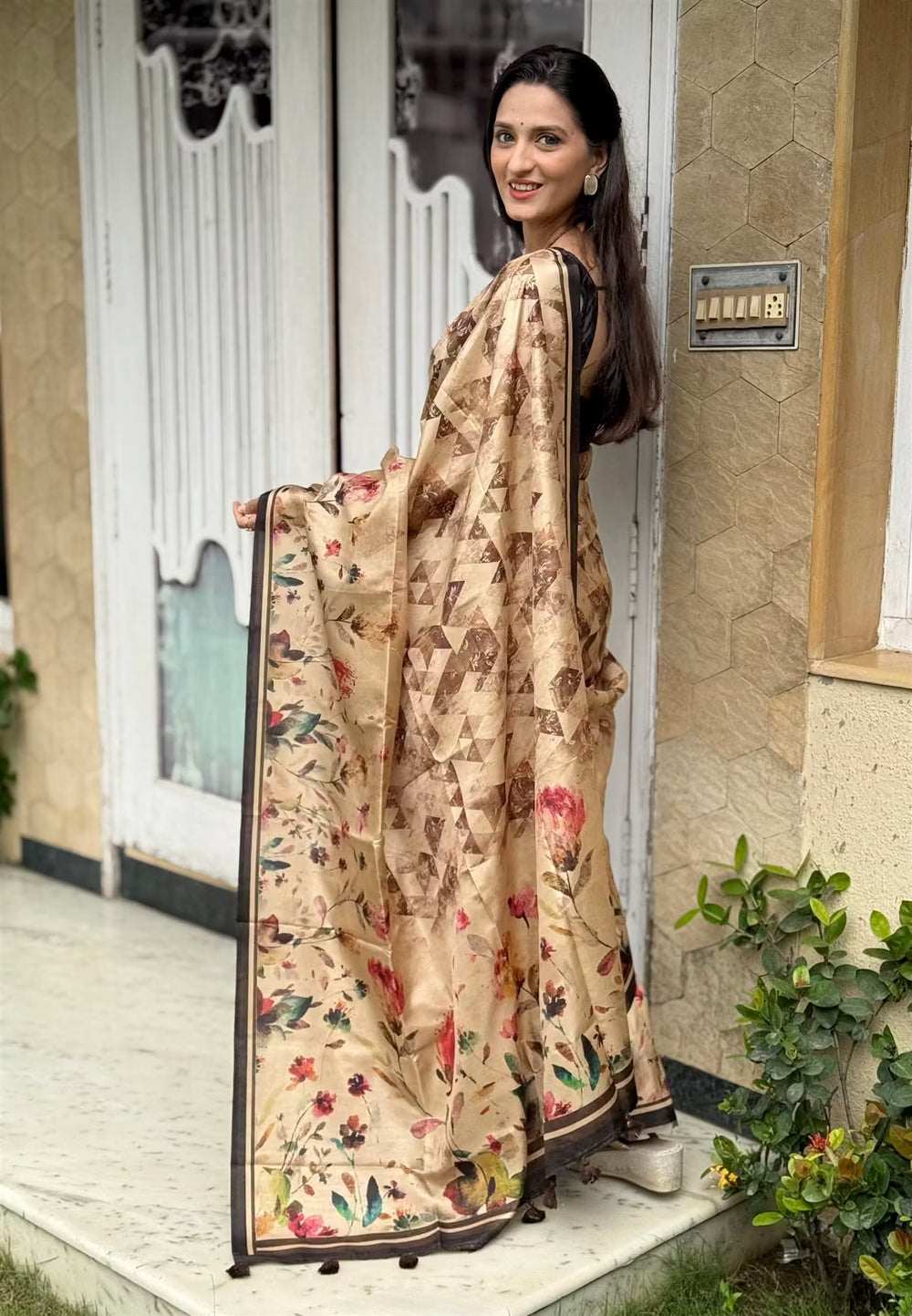 Floral with Abstract printed Saree for Woman.