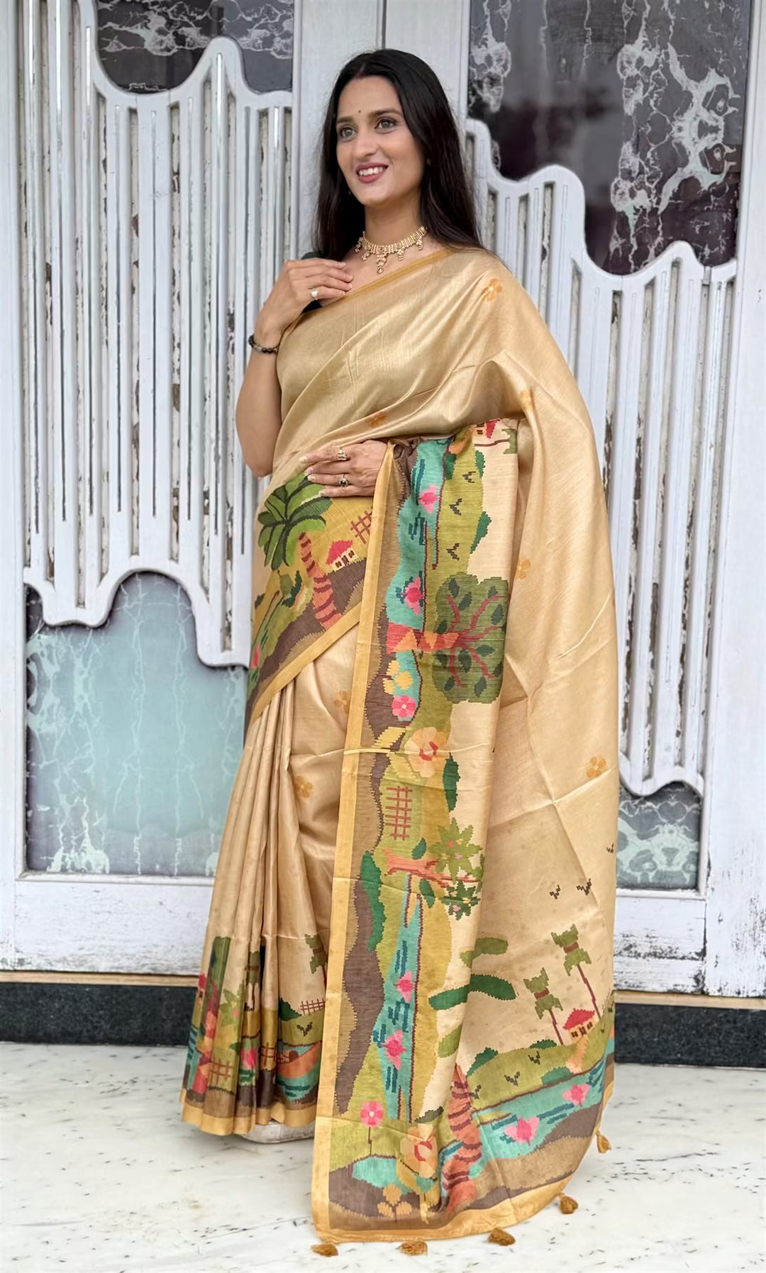 Woman wearing a Jamdani village garden pattern saree.