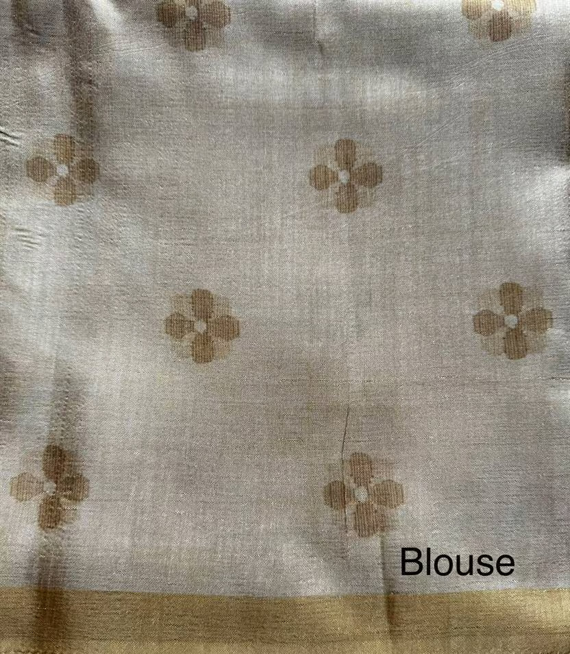 Printed blouse with solid border for woman.