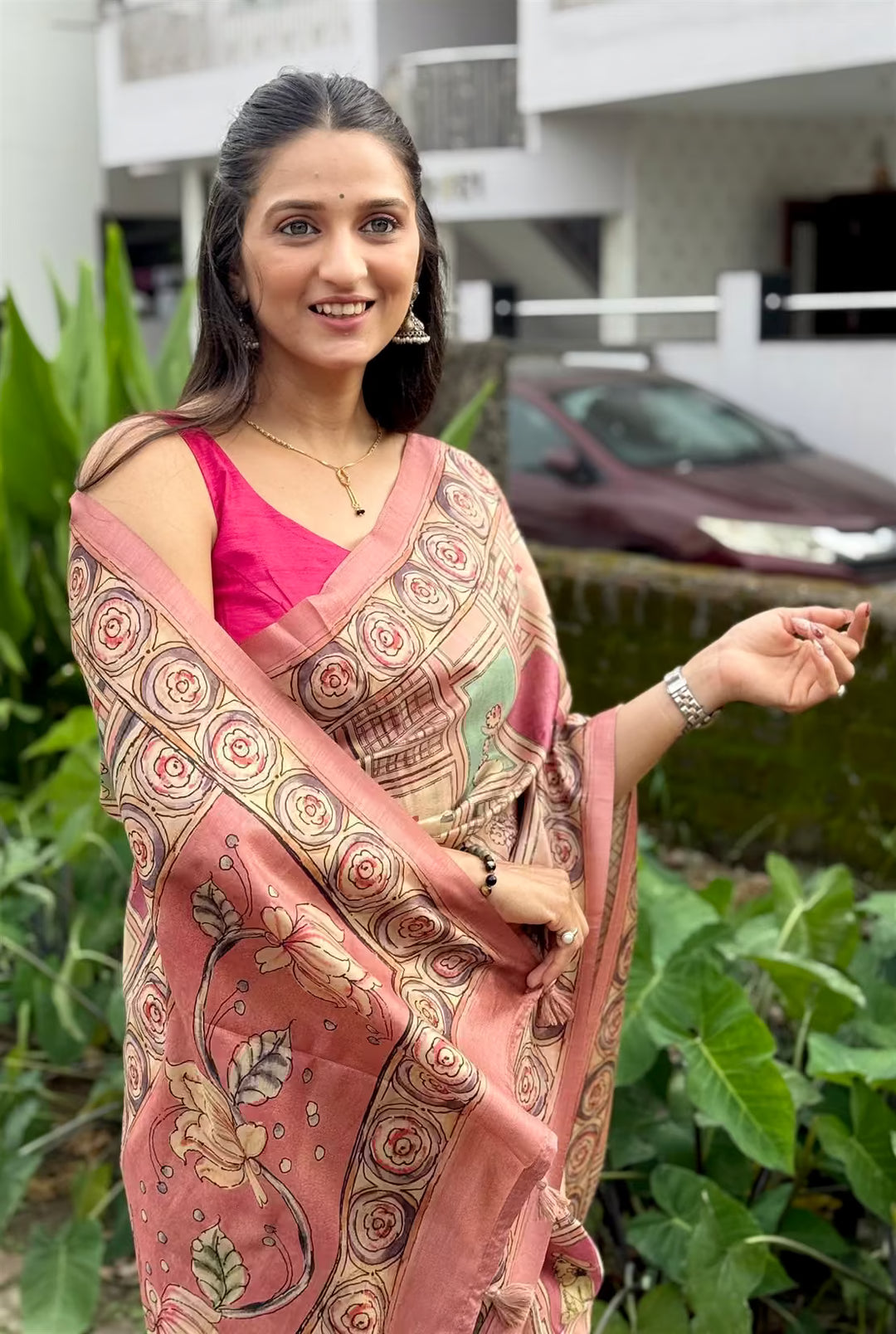 Woman wearing a Light Pink Geometric Pattern saree.