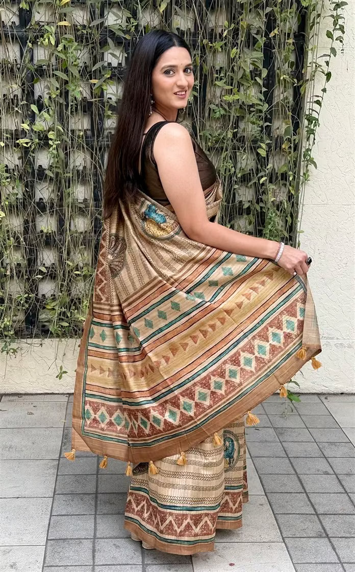 Woman in Chevron zigzag with Brown printed border saree.