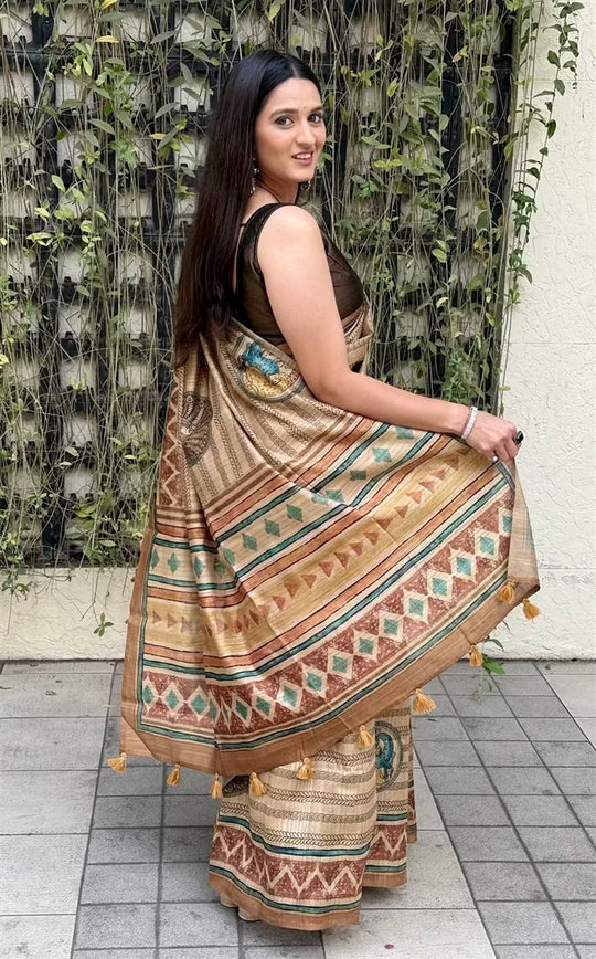 Woman in Chevron zigzag with Brown printed border saree.