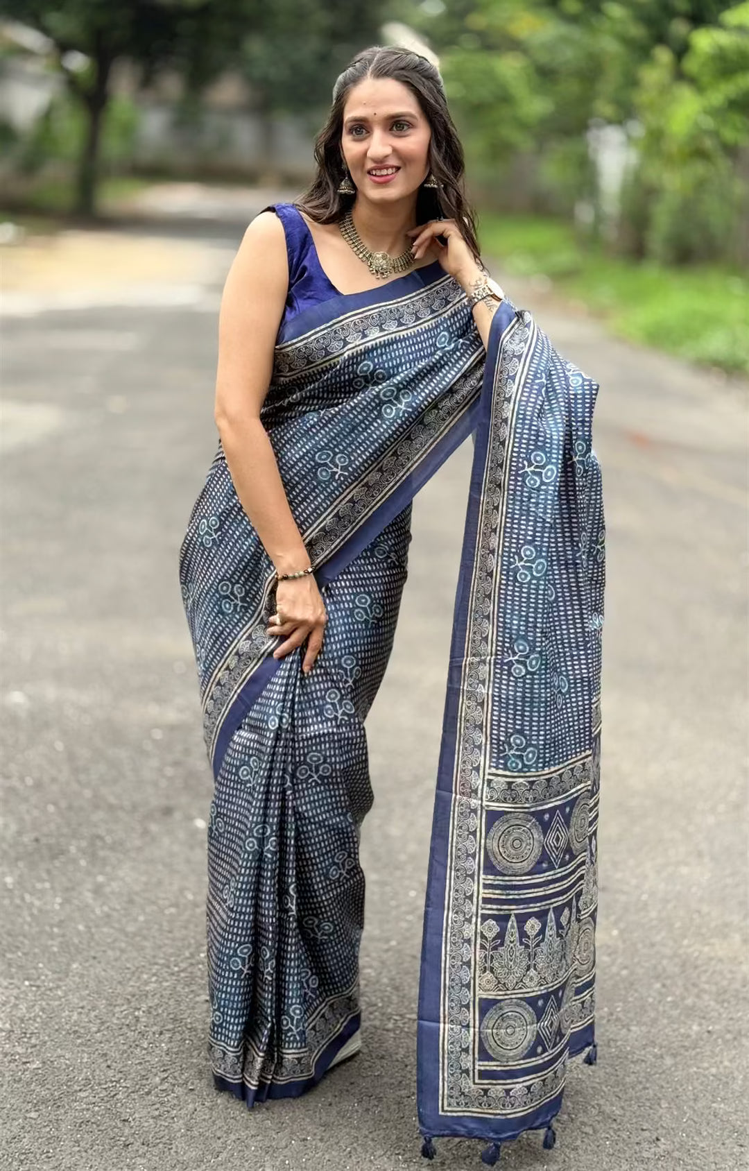 Woman wearing a Indigo Ajrakh Butti Print saree.