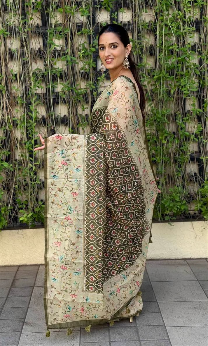 Woman wearing Mehndi Patola with Beige Floral Print Silk Saree.