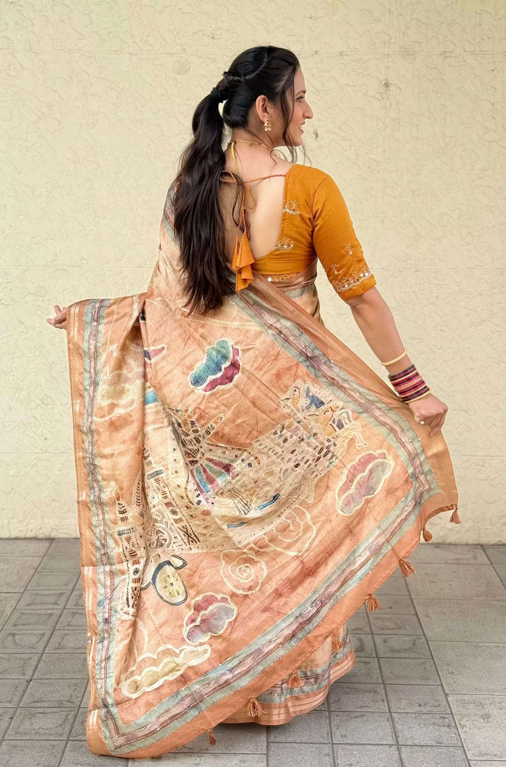 Woman wearing Abstract Print With Kalamkari Pallu Saree.