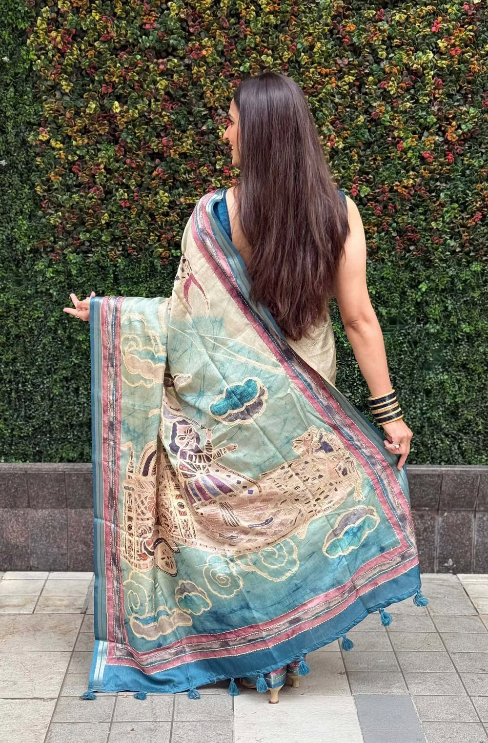Woman wearing Cream & Cyan Katha Work Kalamkari Dola Silk Saree.