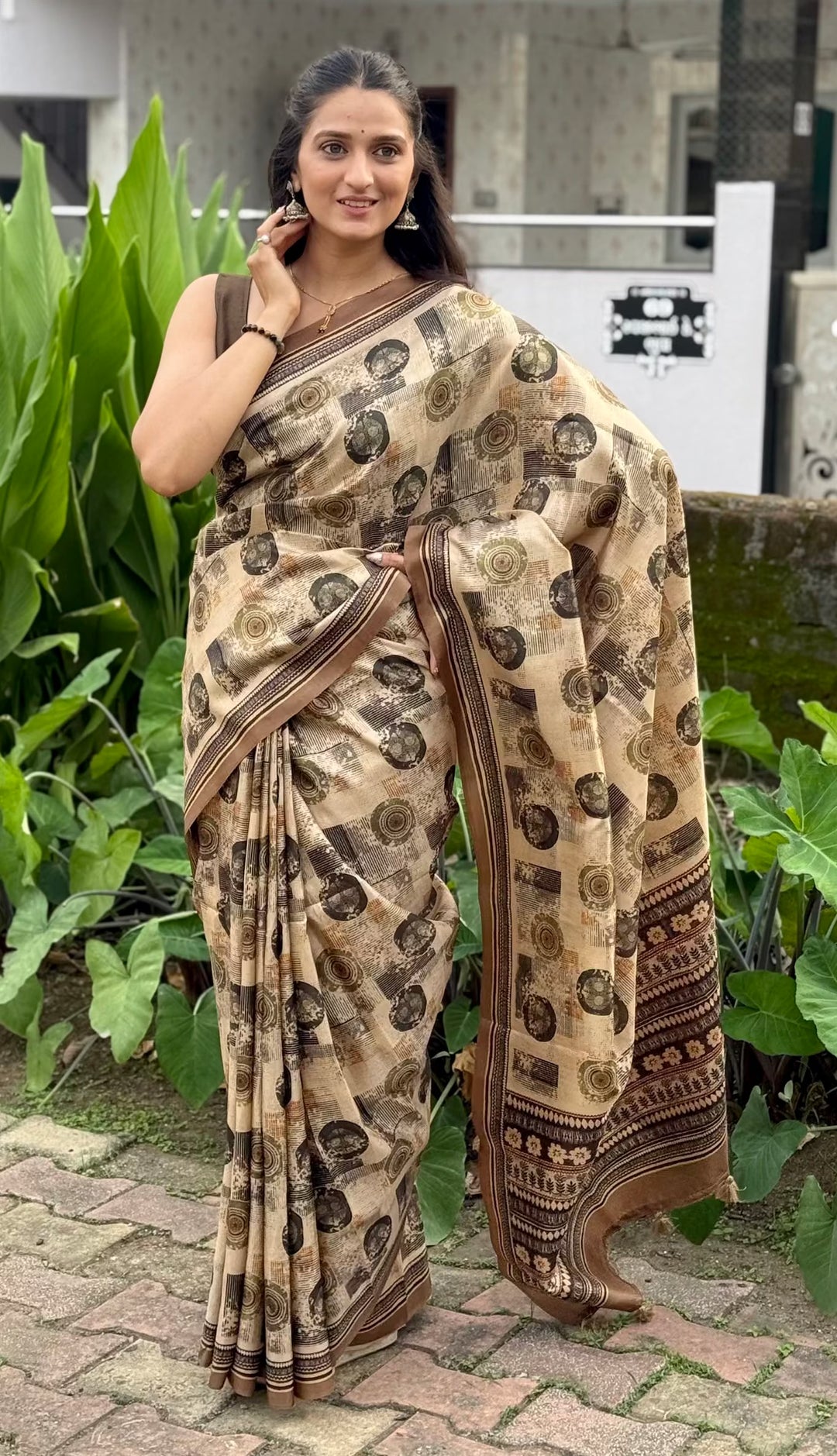Woman wearing a Block Print  with Floral and Geometric bordered pallu saree.
