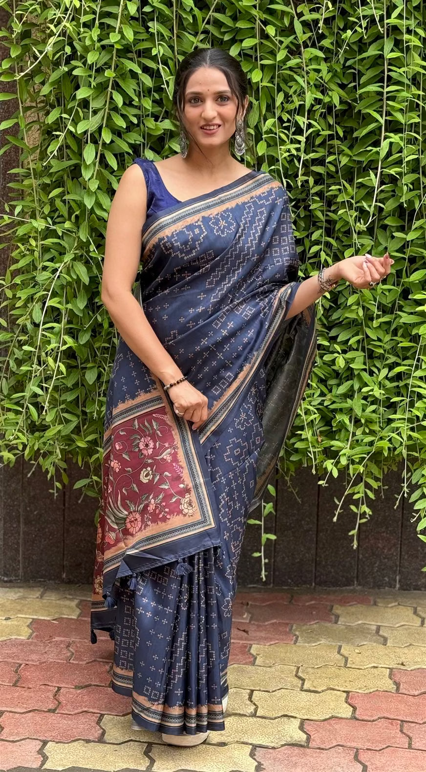 Woman wearing a Bandhani With Kalamkari Pallu saree.