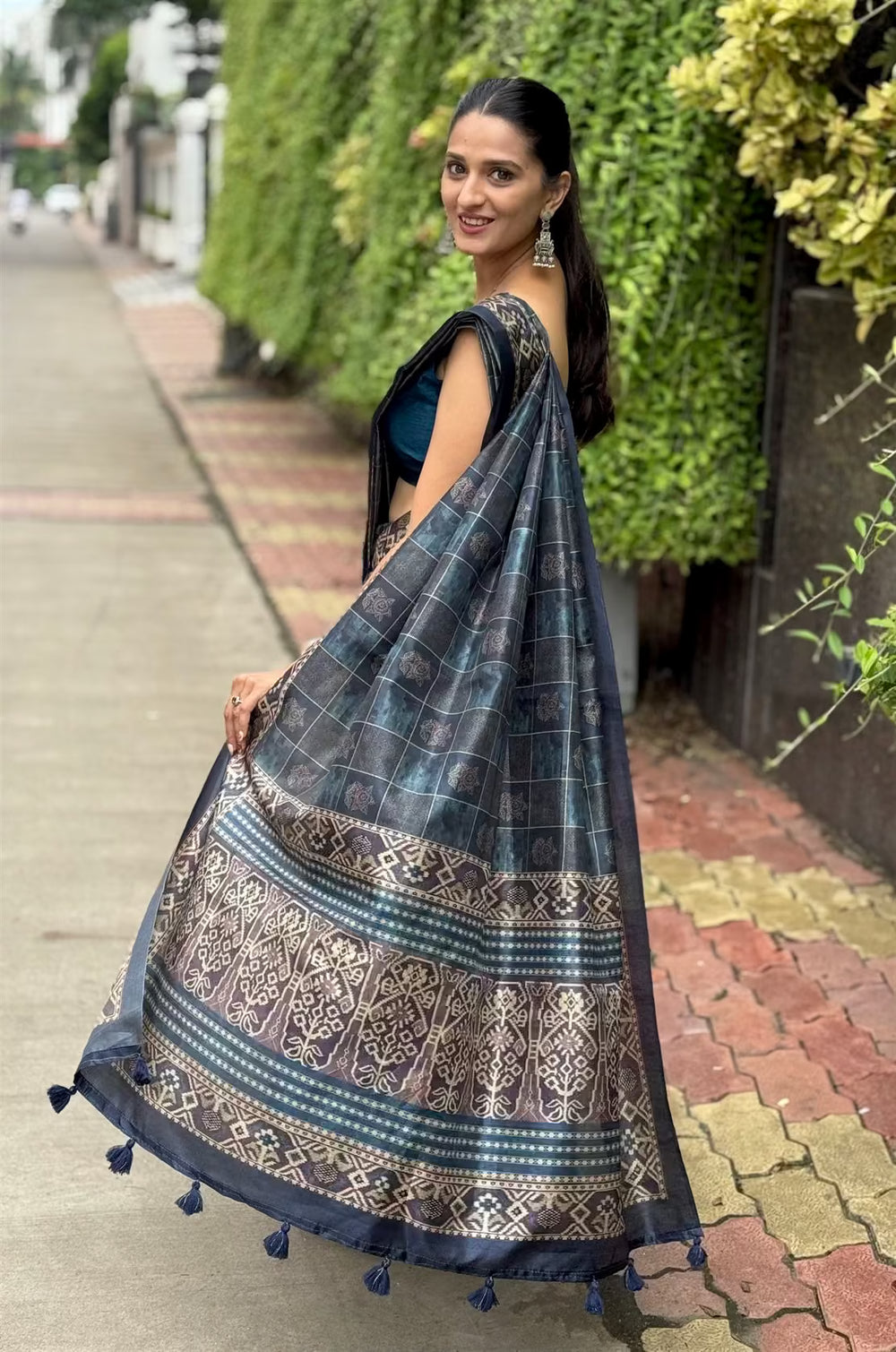 Woman inNavy Blue Ikkat Pallu Border Tussar Silk saree.