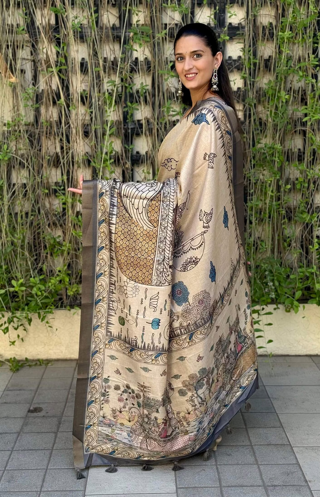 Woman Showing Pallu of the saree in Kalamkari print.