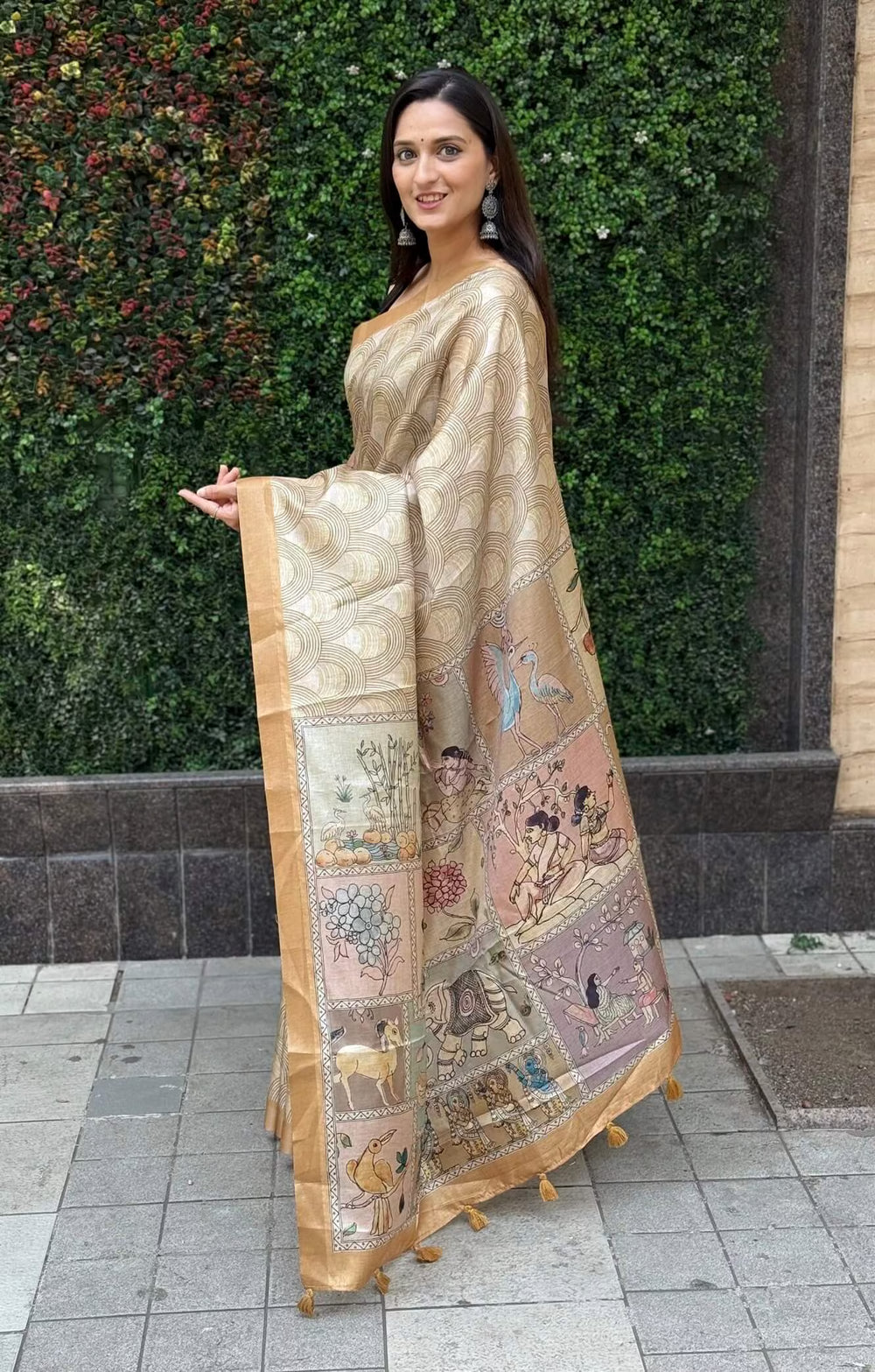 Woman wearing Kalamkari Pallu with Zari Border Silk Saree by Ethnic Today.