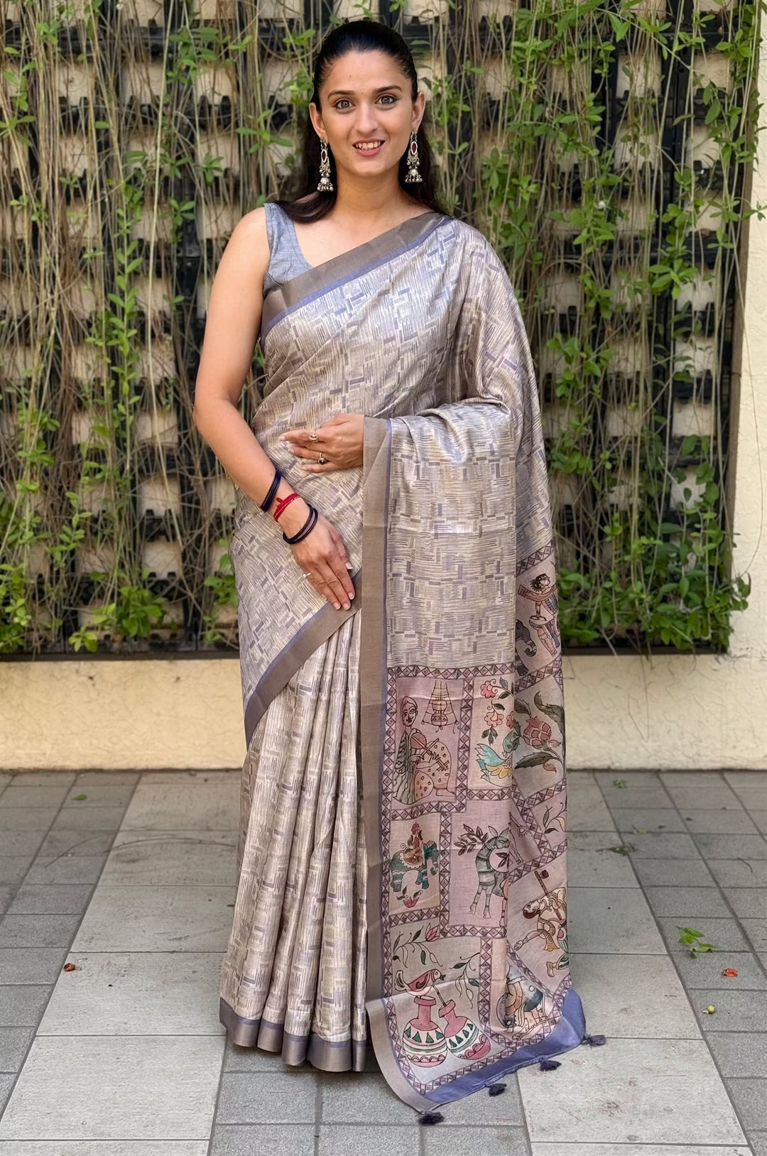 Woman wearing Lavender color saree in Geometeric Print by Ethnic Today.