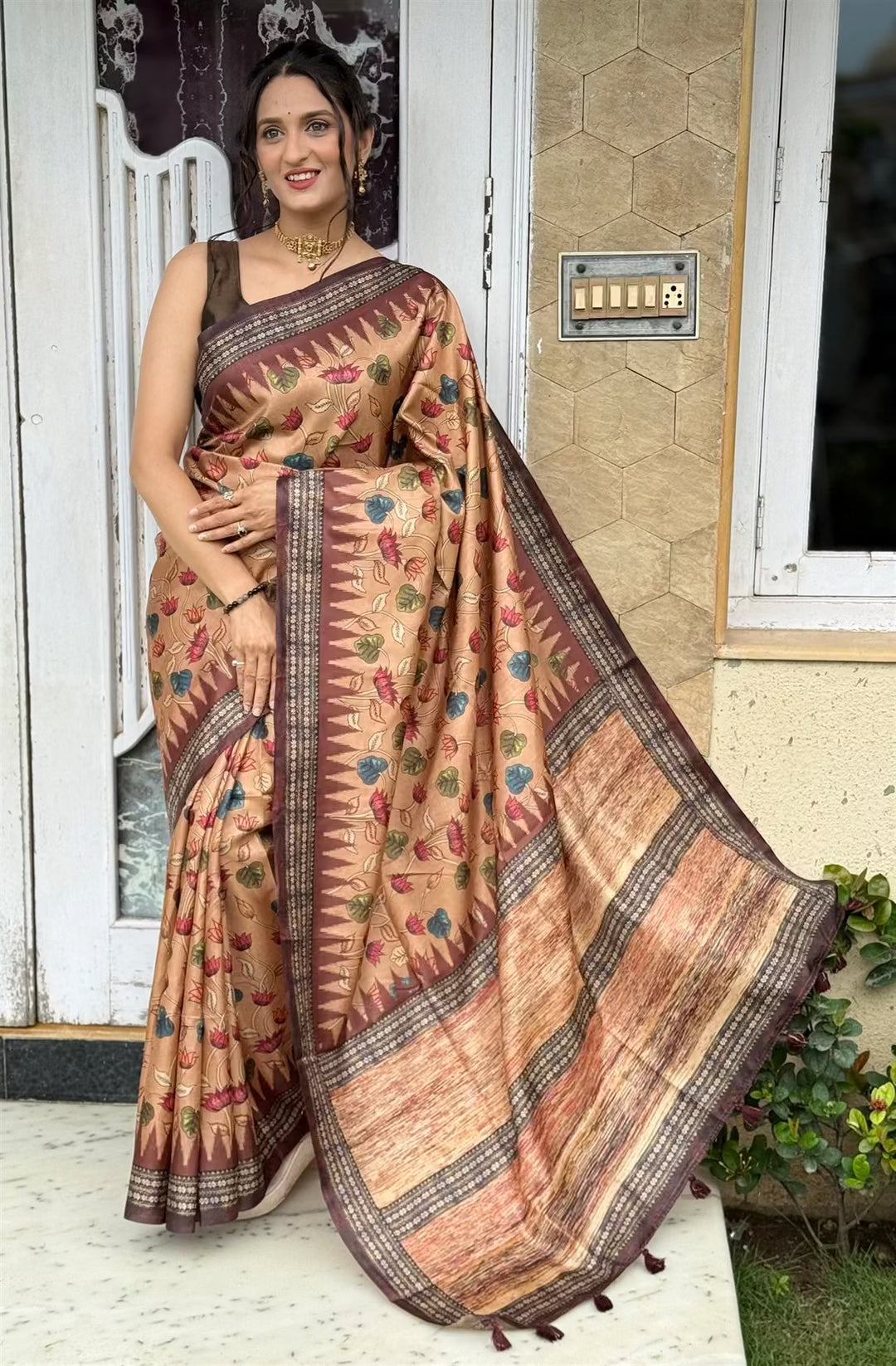 Woman wearing Kalamkari printed Saree in Brown and Beige colour.