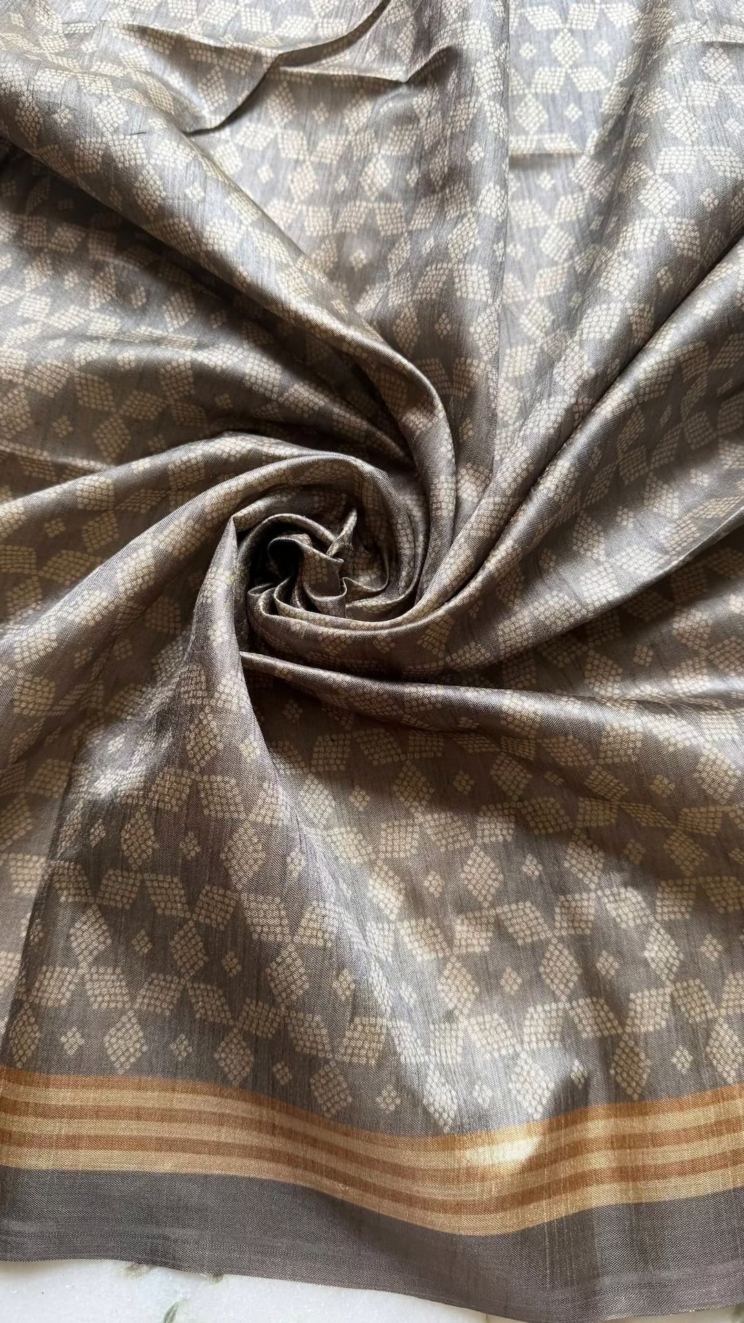bandhani print blouse pecie with solid border.
