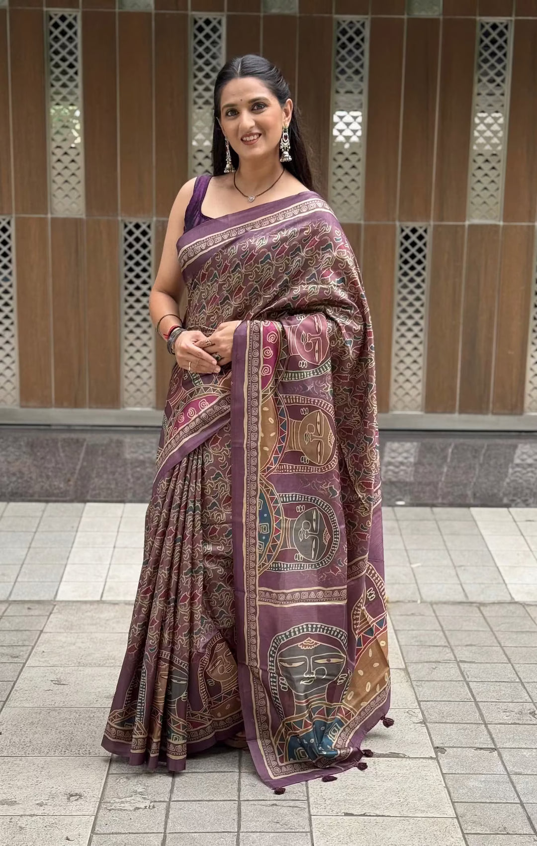 Woman wearing tribal printed pallu saree with abstract print all over saree.